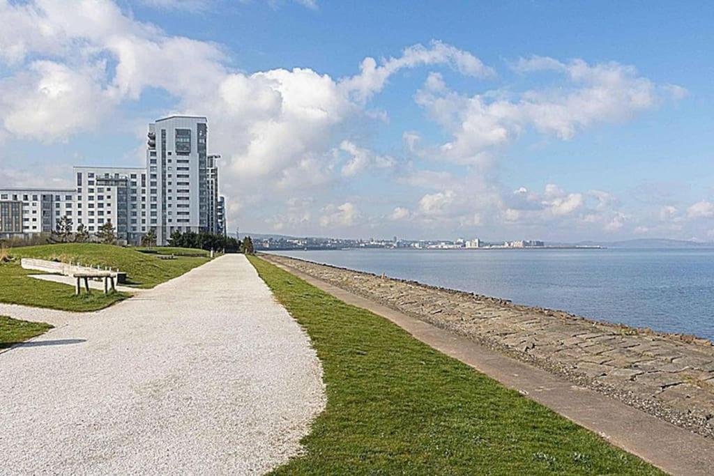 Modern 2 Bed Apartment With Stunning Seaside View Edinburgh Bagian luar foto