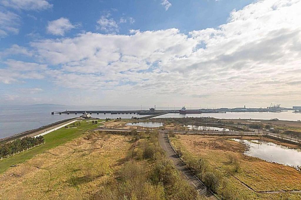 Modern 2 Bed Apartment With Stunning Seaside View Edinburgh Bagian luar foto